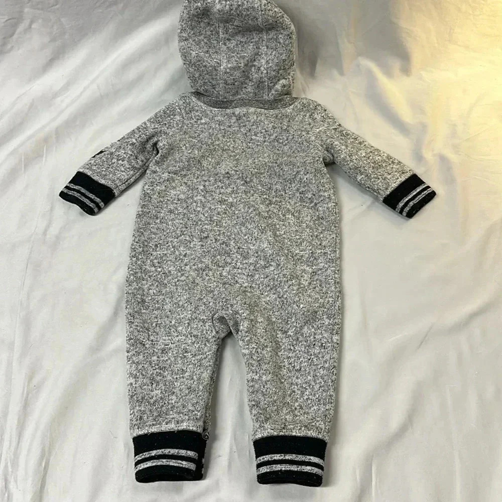 Canadiana - long sleeve hooded Romper/Jumpsuit. Size 6-12 months - Picture 6 of 6